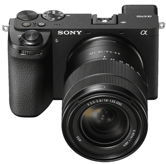 Sony Kamera ILCE-6700, senzor APS-C, leća SEL18135 (ILCE6700MB.CEC)