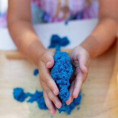 Ikonka Set kreativnog kinetičkog pijeska 2kg u plavoj kutiji