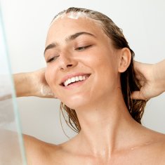 Oriflame Love Nature šampon protiv peruti s organskim uljem čajevca i aloe verom 250 ml
