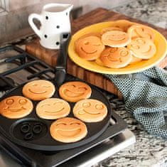 Netscroll Tava za palačinke sa smješki, za 7 palačinki odjednom, neprianjajuća površina, aluminij bez PFOA, vesela jutra uz zabavne emoji oblike, PancakePan