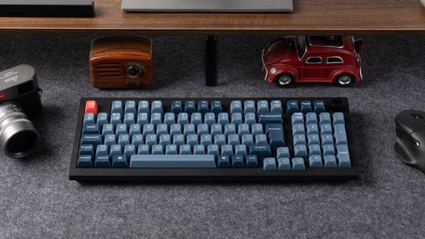 Vzdržljive PBT kapice in komponente