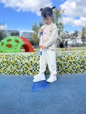 Nikcorp Dječja metla za čišćenje s podesivom duljinom, plastična, za učenje i igru, lagana konstrukcija, 57-81 cm, višebojna