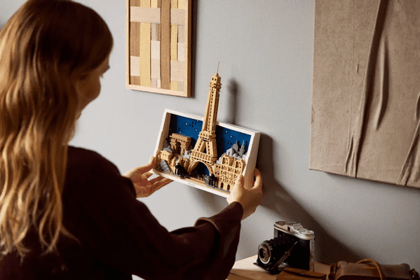 Izložen LEGO Architecture Pariz na zidu