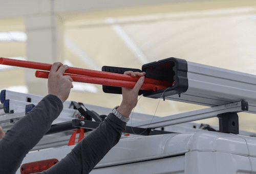 Aluminijast nosilec za cevi