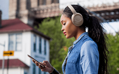 Baterija do 76 ur in Bluetooth 6.0 povezava