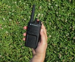 Motorola XT420 walkie talkie, 1-KOMPLET, PMR446, 16 kanala / 219 privatnih kodova, domet 9 km, + pribor, crni