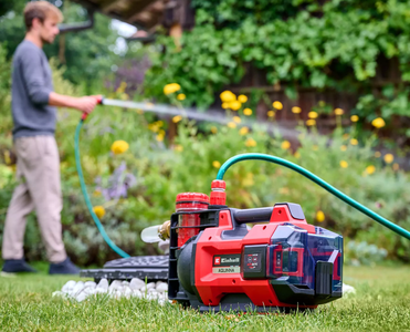 Baterijska vrtna pumpa Einhell AQUINNA u uporabi