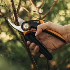 Fiskars PowerGear Bypass Pruner M P921 vrtne škare za orezivanje grana do 24 mm, crno/narančaste (1057173)