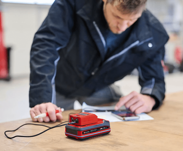 Punjenje dva uređaja istovremeno putem USB-A i USB-C