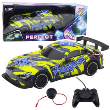 RC trkaći automobil s osvijetljenim tijelom žute boje