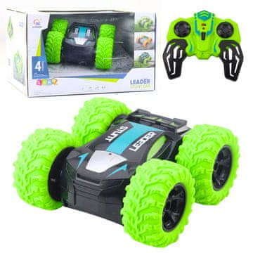 Daljinski upravljani RC auto za akrobacije okreće se za 360° zeleno