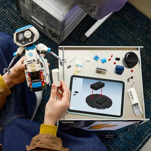 Interaktivni robot s pokretnim dijelovima