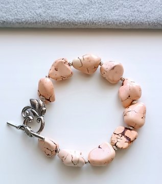 SVIJETLO NARANČASTA NARUKVICA S KAMENOM HOWLITE BOJE LOSOS S UKRASNOM KOPČOM
