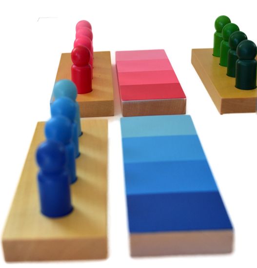Montessori pomůcky Nijanse boja - figurice s pločama