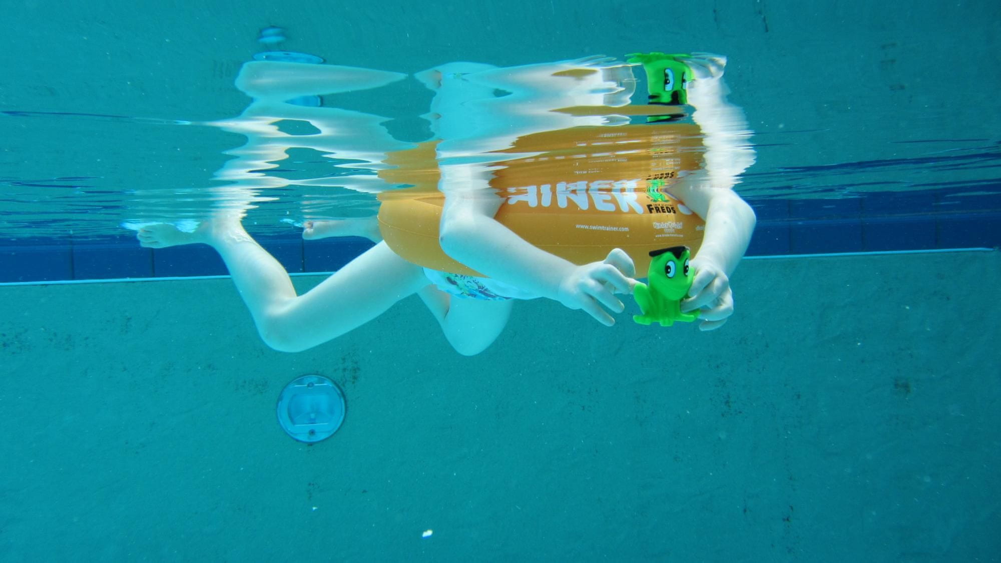 Плавание каждый день. Круг Freds Swim. Круг для плавания Swimtrainer оранжевый. Мальчик под водой. Надувной круг для обучения плаванию Swimtrainer.