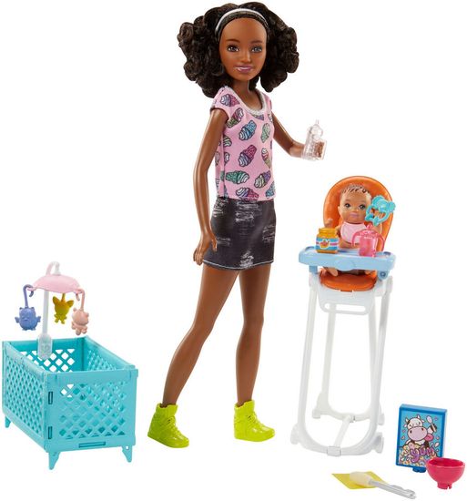 Mattel set za igranje Barbie dadilja - lutka s rozom majicom