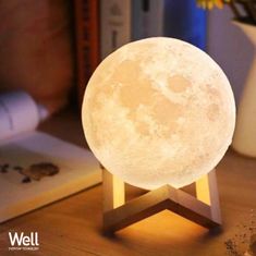 WellMall 3D Moon LED svjetiljka, stolna, sa promjenom 7 boja na dodir, na baterije