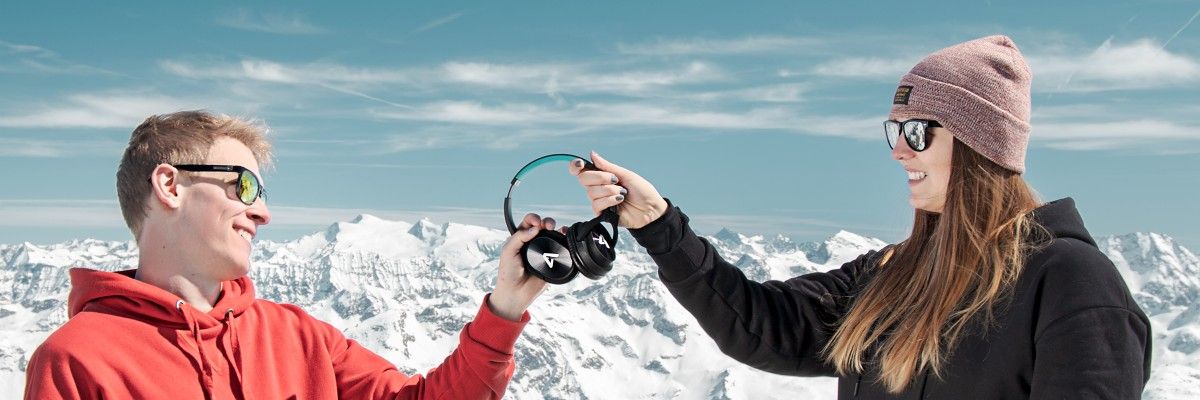 Moderne slušalice Lamax Base1 Bluetooth 4.2 10 m doseg utor za microSD karticu uravnotežen zvuk 40 mm driveri kvalitetan handsfree mikrofon li-ion baterija 400 mAh vrijeme rada 20 h punjenje zvučni kabel s 3,5 mm jack prikjučkom tirkozno-crna boja i trajna konstrukcija udobno upravljanje na dodir