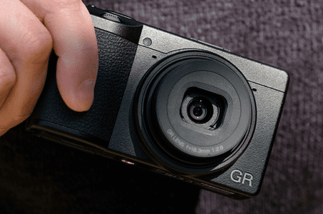 GR III digitalni fotoaparat, crna